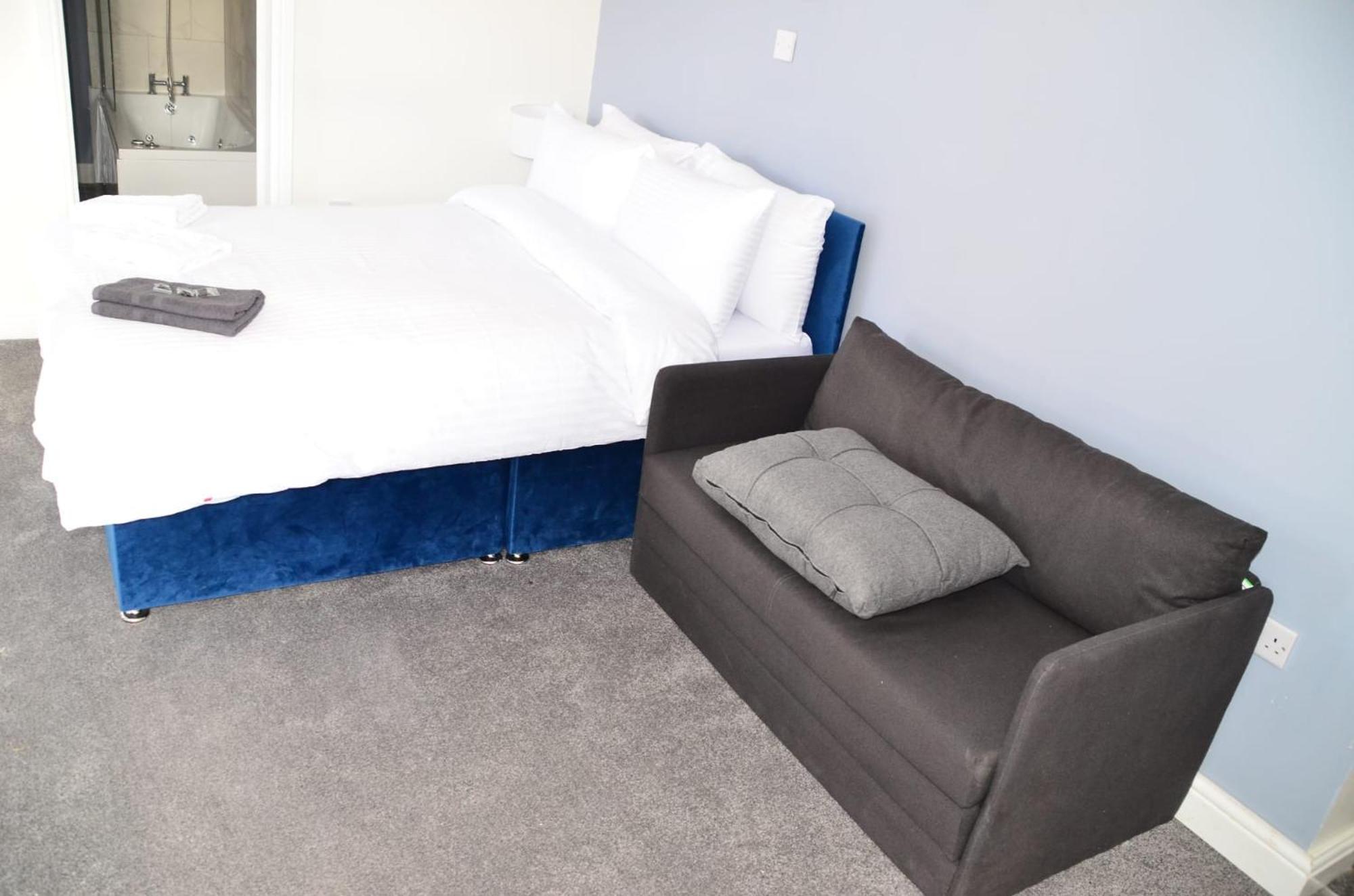 Blok 3 -Jacuzzi Suites, Apartment & Ensuite Rooms แบล็คพูล ภายนอก รูปภาพ