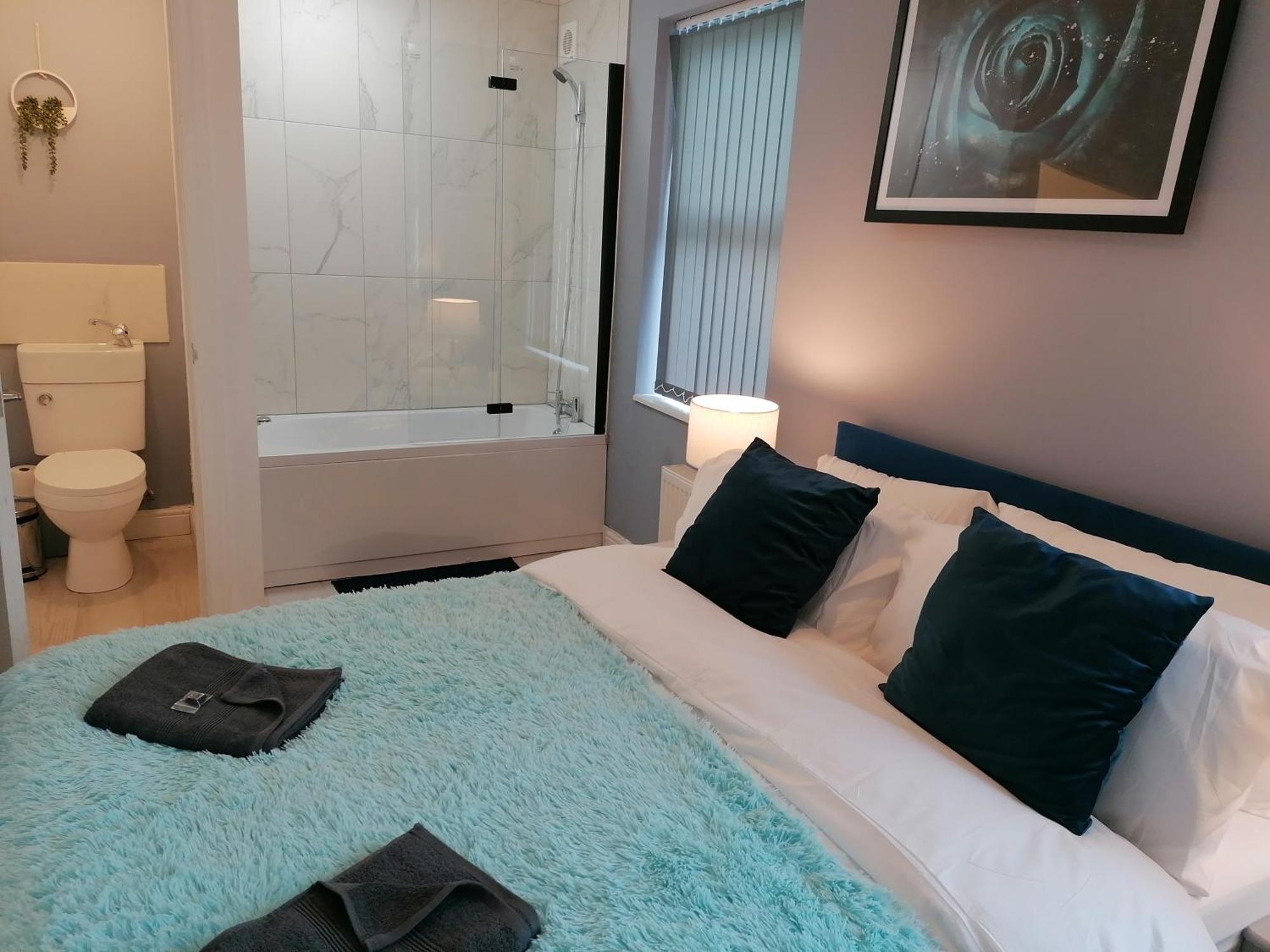 Blok 3 -Jacuzzi Suites, Apartment & Ensuite Rooms แบล็คพูล ภายนอก รูปภาพ