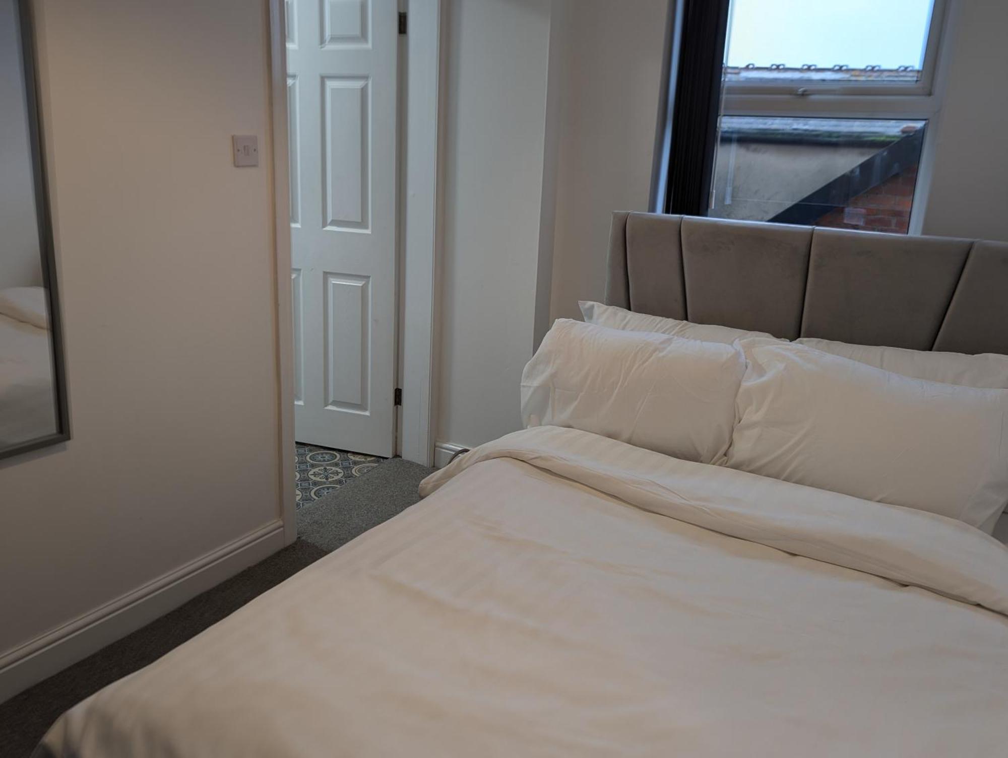 Blok 3 -Jacuzzi Suites, Apartment & Ensuite Rooms แบล็คพูล ภายนอก รูปภาพ